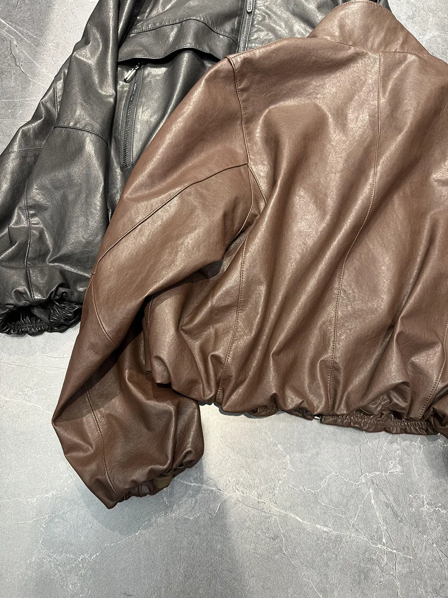 Jaqueta versátil de couro de pele de carneiro curtida vegetal de grão superior com gola alta para mulheres – estilo curto