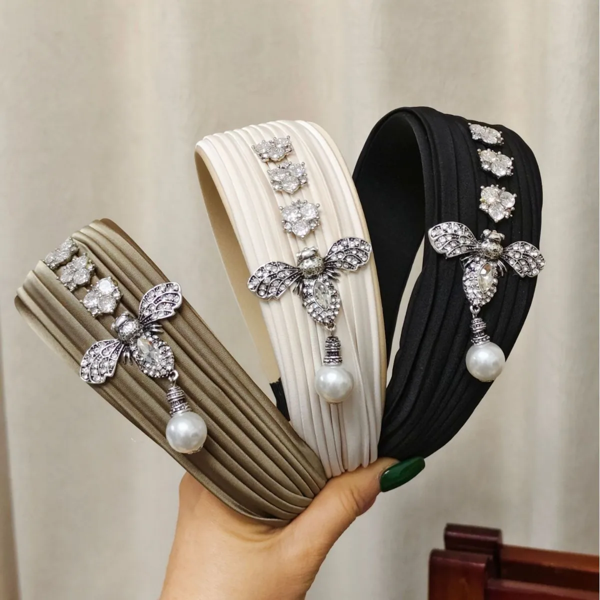 Fascia per capelli a forma di ape con strass vintage pieghettata di fascia alta in stile coreano Accessorio per capelli versatile squisito di lusso semplice