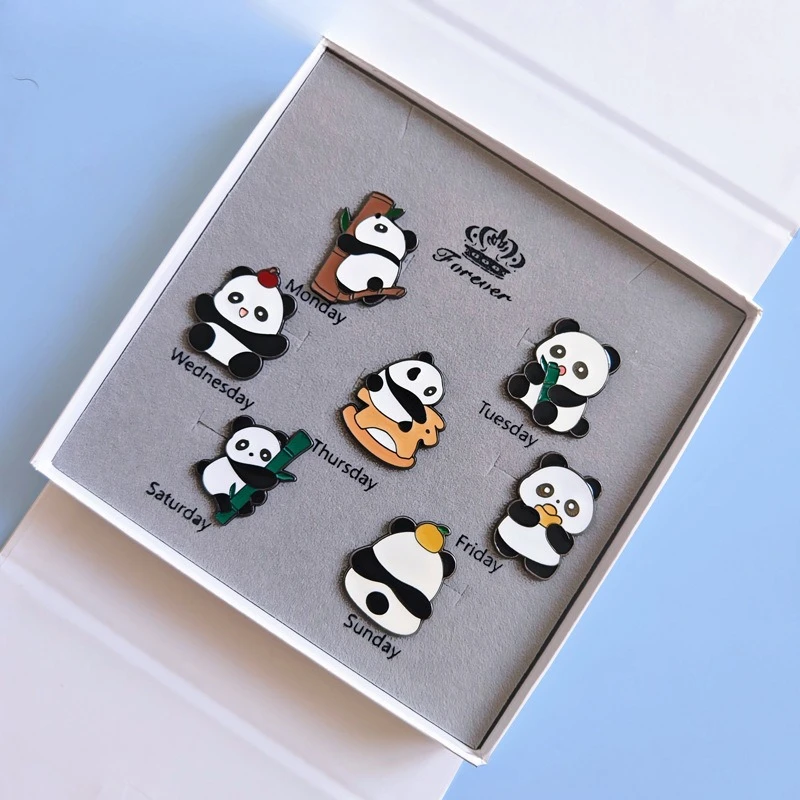 بروش الباندا على الطراز الصيني - هدية إبداعية ثقافية فريدة من نوعها، هدية رأس السنة/عيد ميلاد للعملاء، تذكار شارة معدنية إبداعية