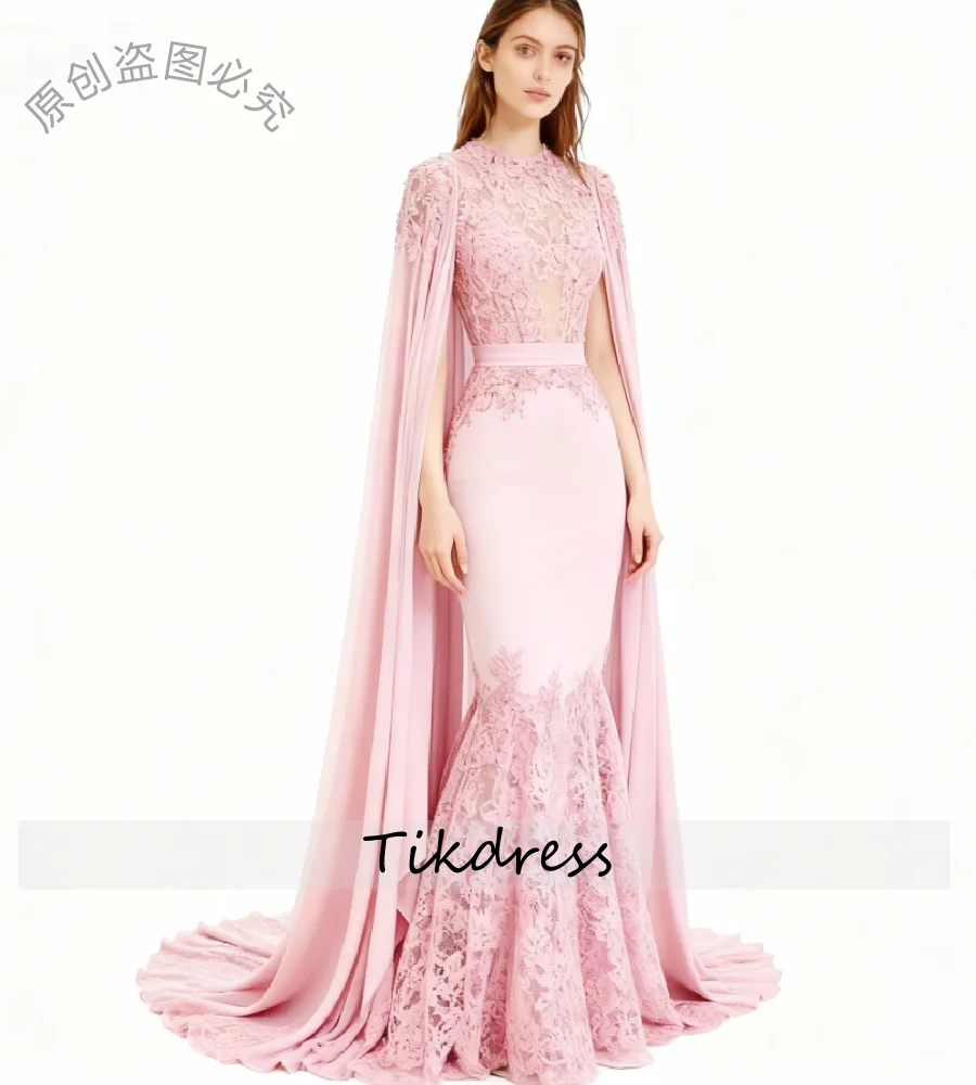 Elegancka różowa arabska suknia wieczorowa z peleryną, syreni krój, koronkowa abaja, suknia na studniówkę 2026, olśniewająca, eteryczna, na formalną okazję, zaręczyny.