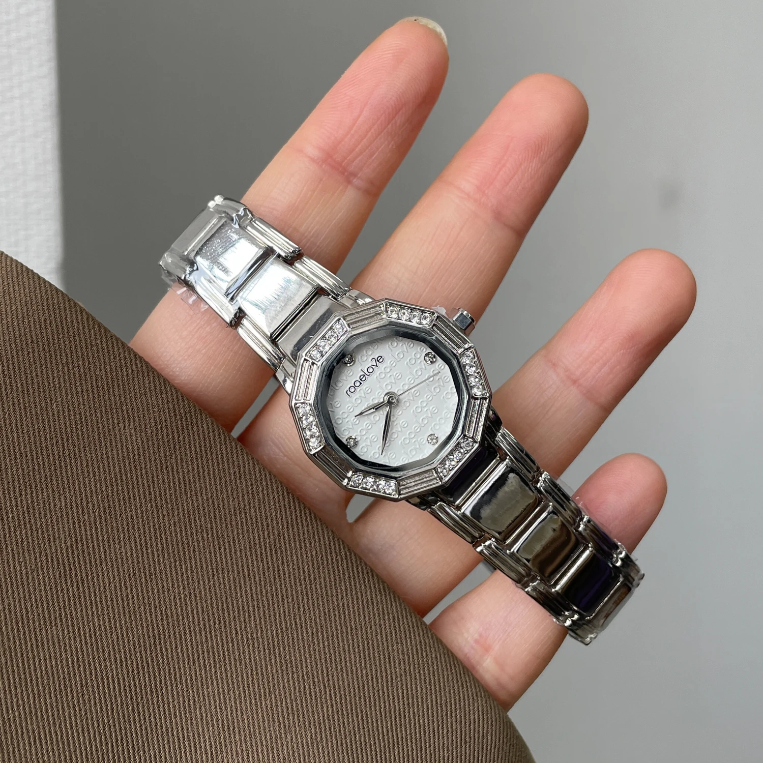 

Модные, изысканные, нишевые, высококачественные стильные женские водонепроницаемые часы CILOA для повседневного использования.