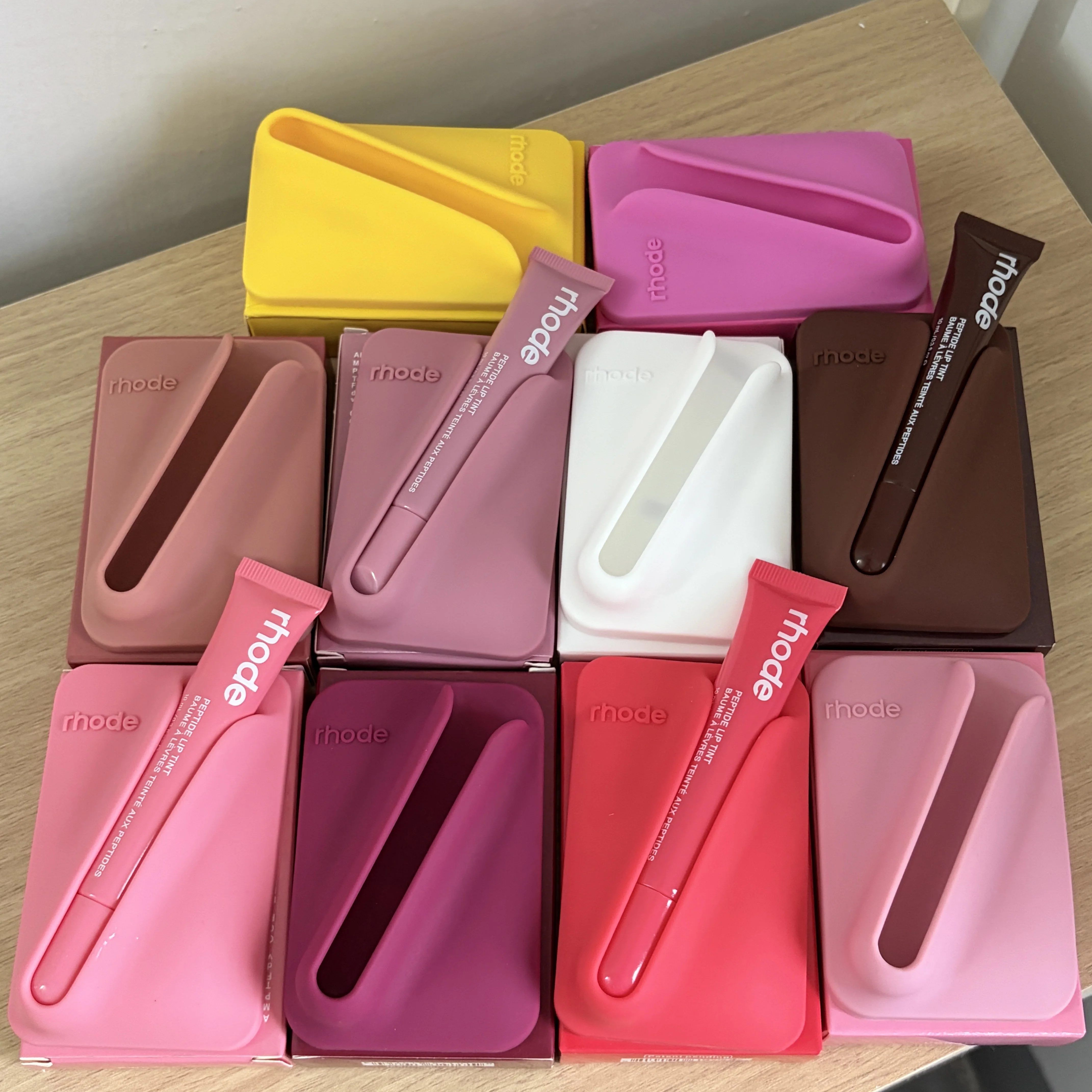 Funda magnética para iPhone 17 con set de brillo labial hidratante de plátano caramelizado y set de delineador de labios con rubor.