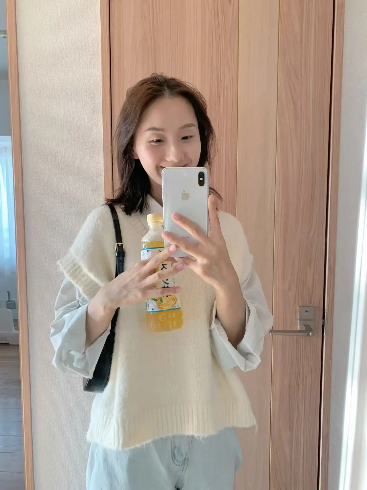 

Fretaro Women's Soft V-Ne irt Partner Milk White Casual Sle Loose Fit Polyester Blend No-Sve Outerwear Vest