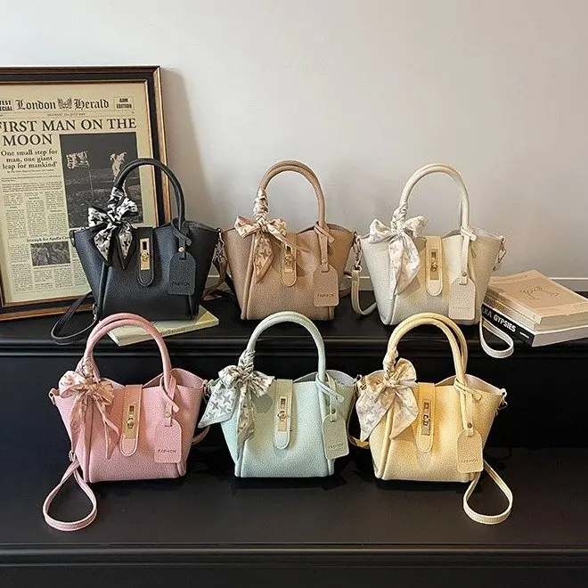 

Trendy All-match White Woven Shoulder Bag Classic Weave Texture Handbag Convenient Crossbody Purse for Modern Females