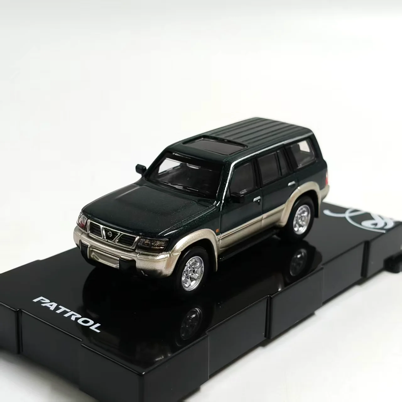 Diecast 1:64 Scale 1998 Y61 Patrol Retro Alloy Car Model