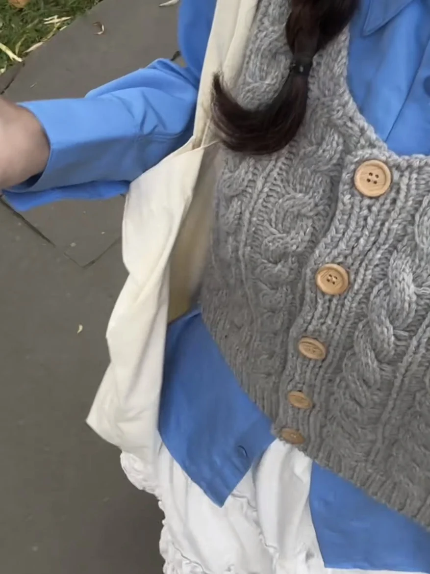 เสื้อคาร์ดิแกนถักไหมพรมแบบเปิดไหล่สไตล์เกาหลี ดีไซน์หวานน่ารัก สำหรับผู้หญิง ใส่ได้ตั้งแต่ต้นฤดูใบไม้ร่วง ให้ความรู้สึกหรูหราและมีระดับ...