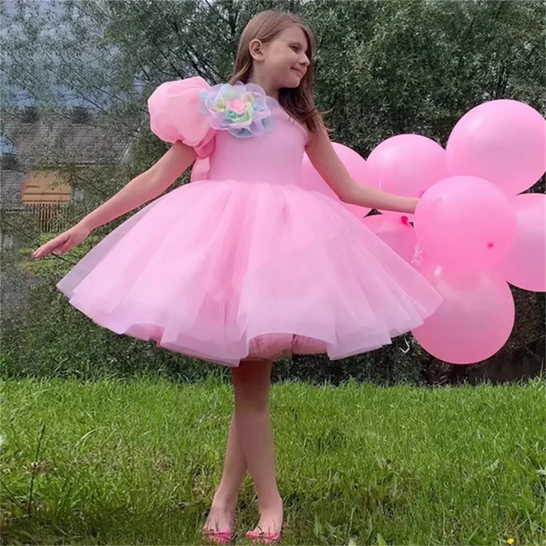 ชุดเดรสเด็กหญิงถือดอกไม้สีชมพู ผ้าทูลล์พองฟู แต่งลายผ้าซาติน ประดับโบว์และขนนกที่แขนเสื้อ สำหรับงานแต่งงาน งานวันเกิด งานเลี้ยง