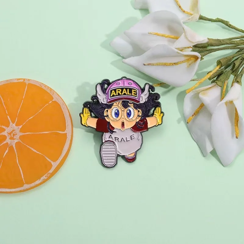 Cartoon Dr. Slump Arale Distintivo Spilla Spilli Anime Piccola Ragazza Android Arale Forma Smaltata Pin Carino Cosplay Regalo Zaino Accessorio