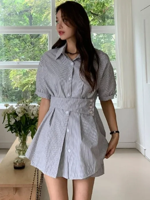 طقم ملابس نسائي مكون من قطعتين، قميص مخطط ضيق وسروال قصير واسع الساقين بخصر مرتفع، تصميم صيفي أنيق مع حزام للخصر.