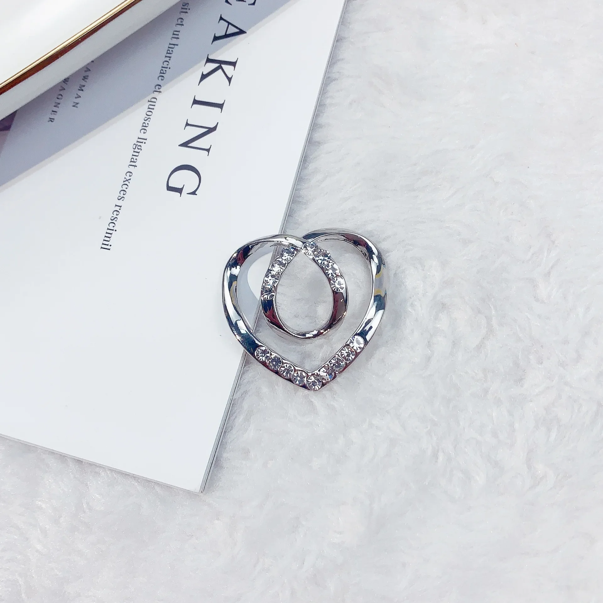Rhinestone Double Heart Scarf Clip for Women, Fashion Clothes Hem Knot Buckle, Anti-Slip Silk Scarf Ring Poncho Holder - Detail 1