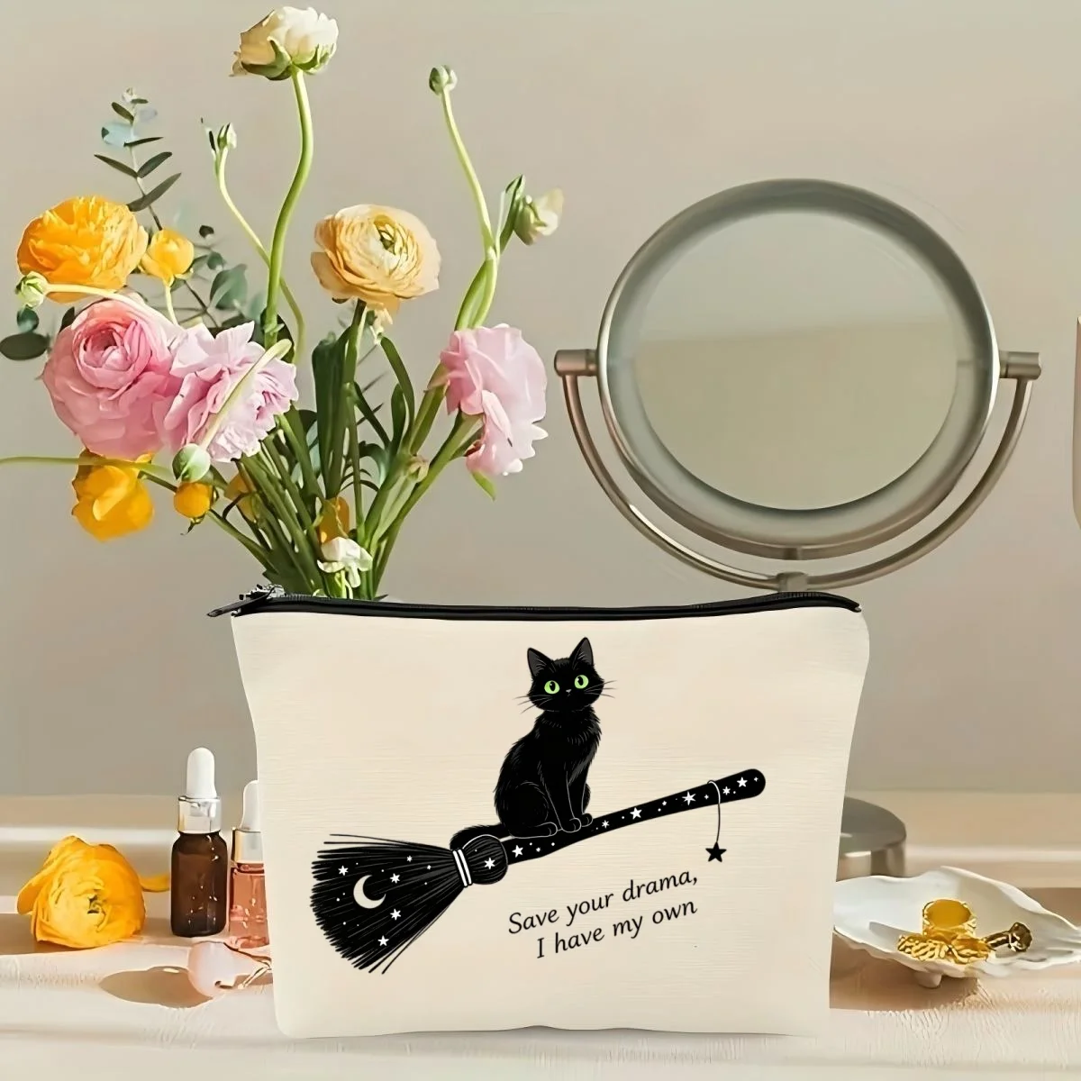 1 bolsa multiusos con estampado de gato negro, divertida y atrevida, ordenada y práctica para cosméticos, artículos de papelería y pequeños artículos esenciales.