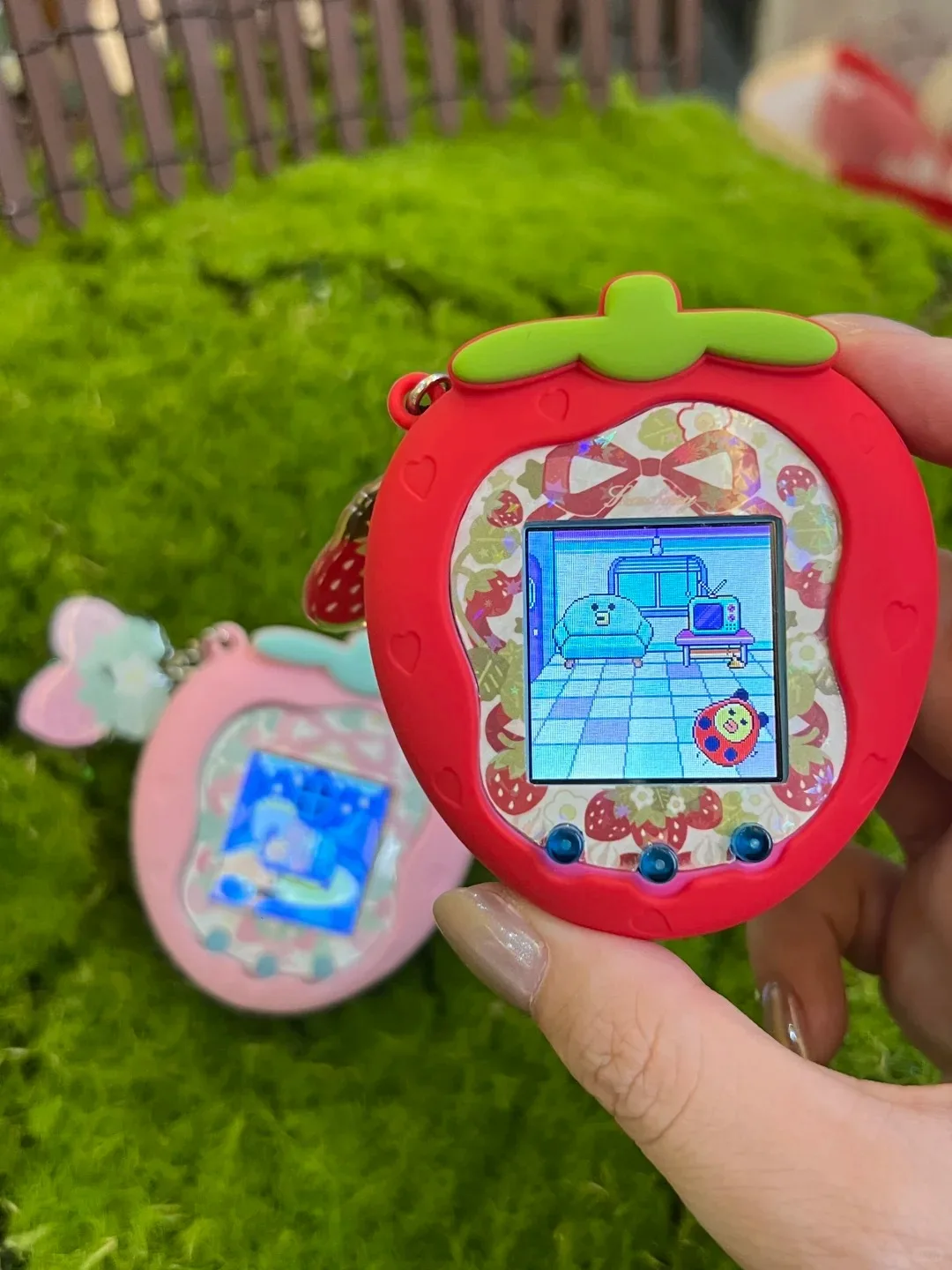 Hot Tamagotchi Uni Pet Machine Custodia protettiva Cover in silicone Morbida fragola Adesivi gratuiti Ciondolo Cartoon Cute Girl Gift