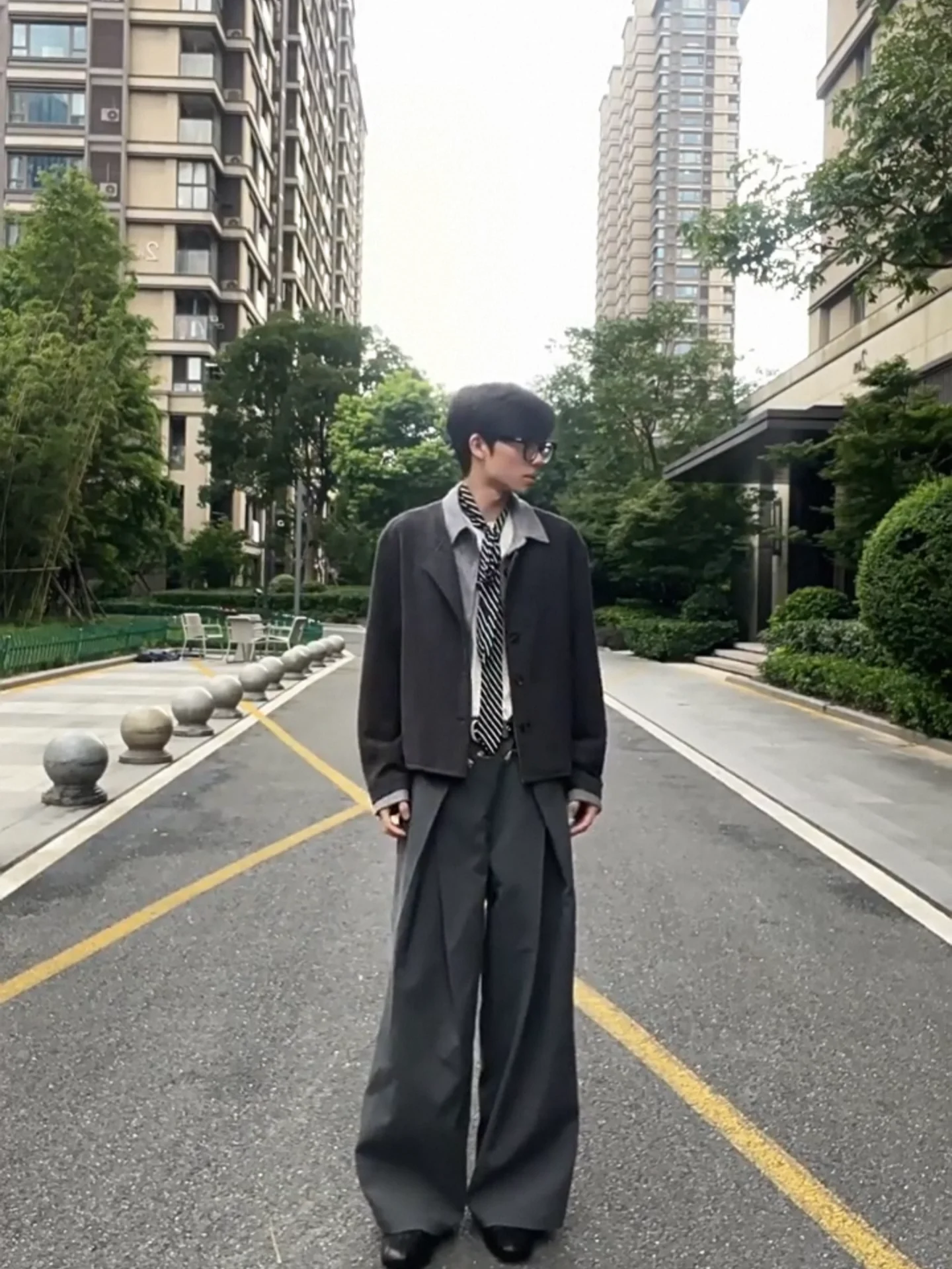 

Men's Spring Season Loose Fit Drapey Trousers with Knife Pleats 3D Tailoring Casual Pants for Busin And Leisure