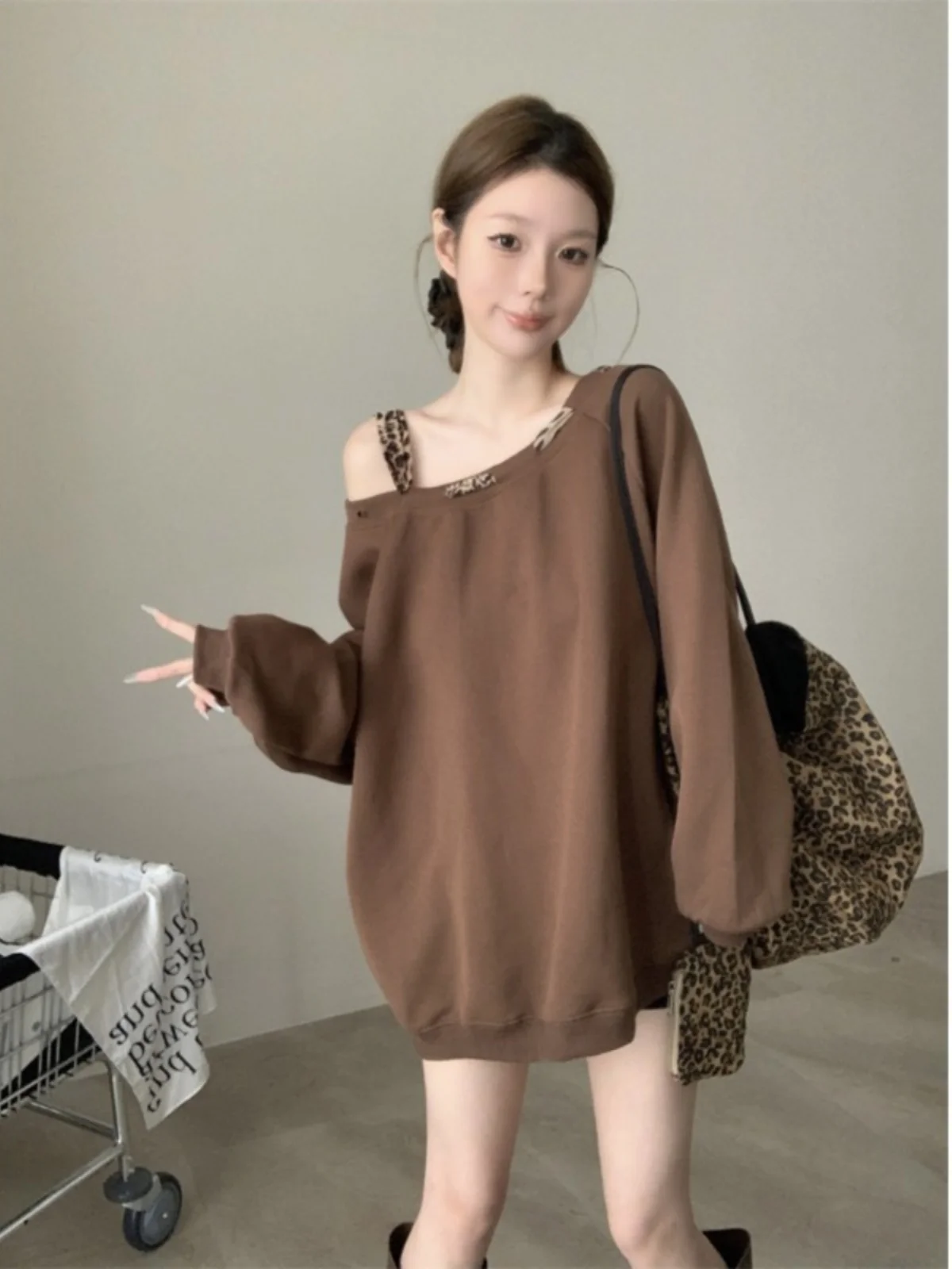 Malhas femininas de ombro macio com cinto design estampa de leopardo casual sle outono inverno faion suéter de um ombro