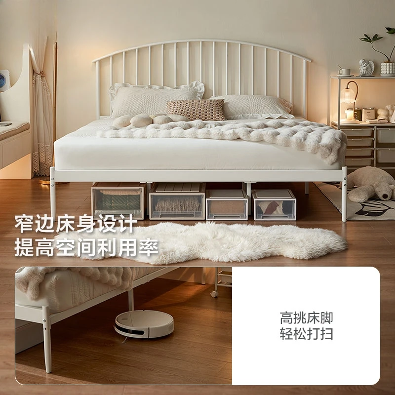 سرير حديدي بسيط بلون كريمي: إطار رقيق يخلق ملمسًا هوائيًا لغرف النوم الصغيرة، ويمزج في تراجع مهدئ ومريح #4