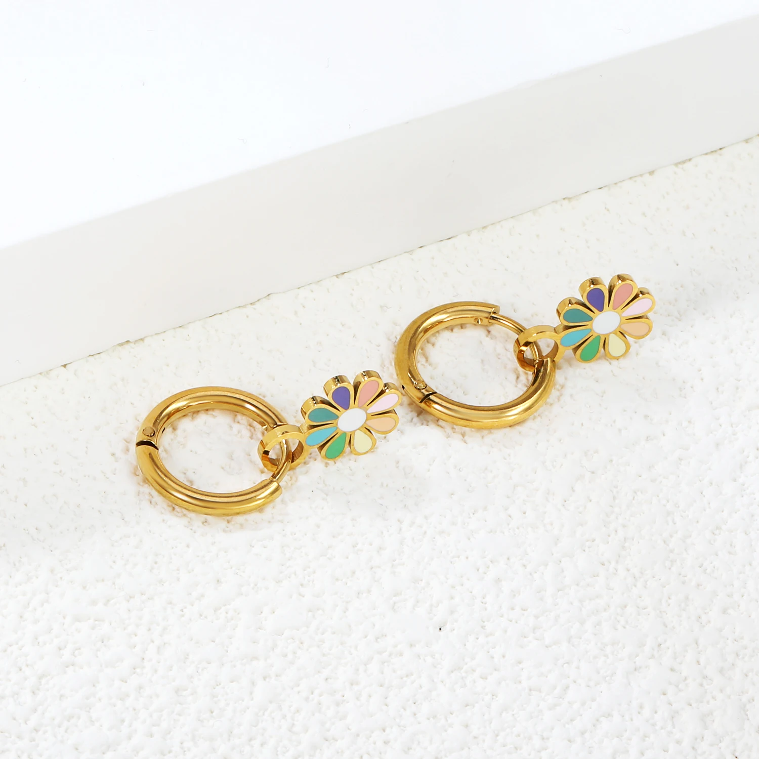 LUXUKISSKIDS Bunte Doppel-Herz-Charms-Tropfenohrringe für Mädchen, Edelstahl, niedlich, Tropföl, winziger Anhänger, baumelnder Piercing-Schmuck – Detail 8