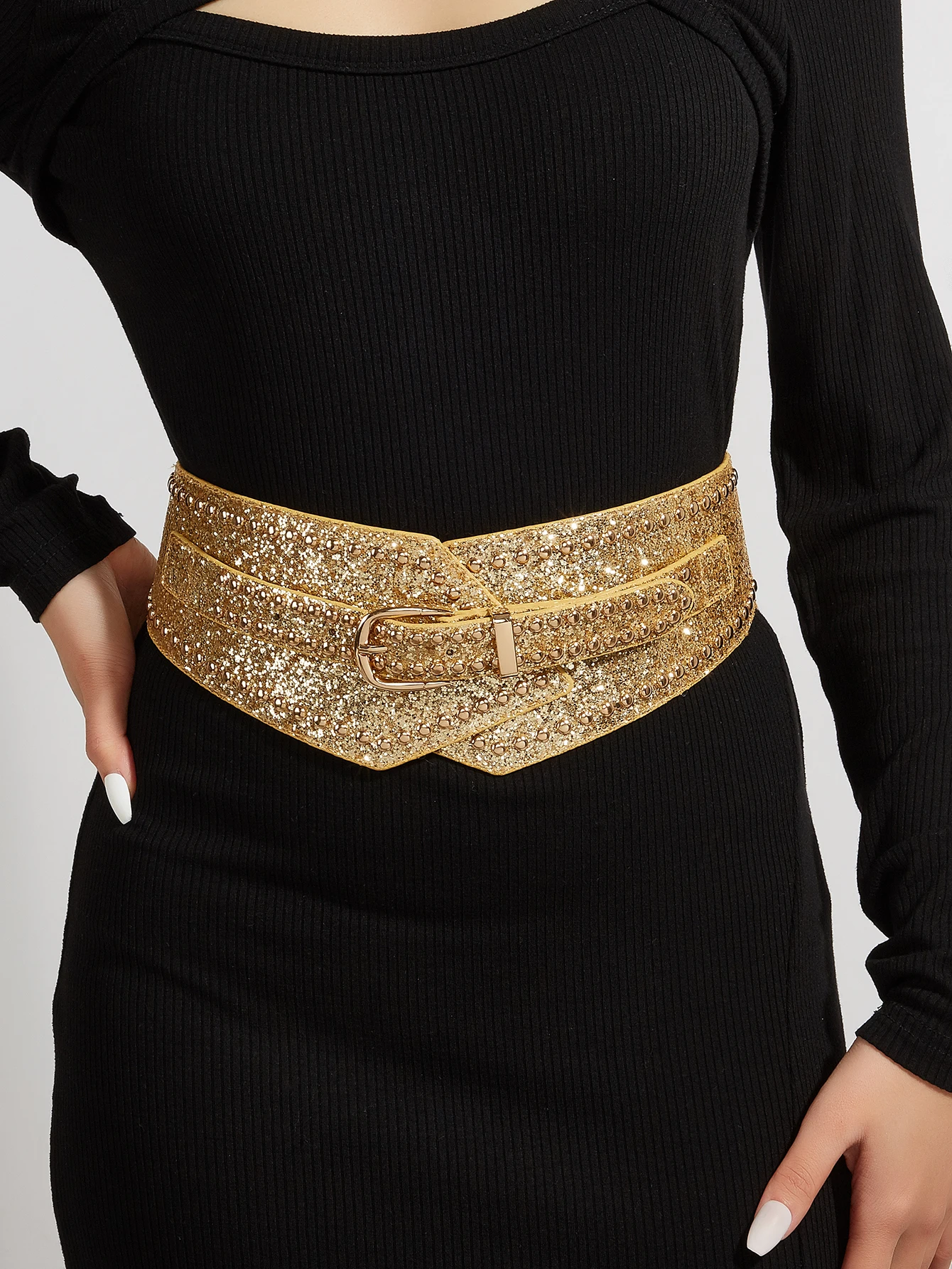 Elastic rubber waist seal with golden sequined rivets