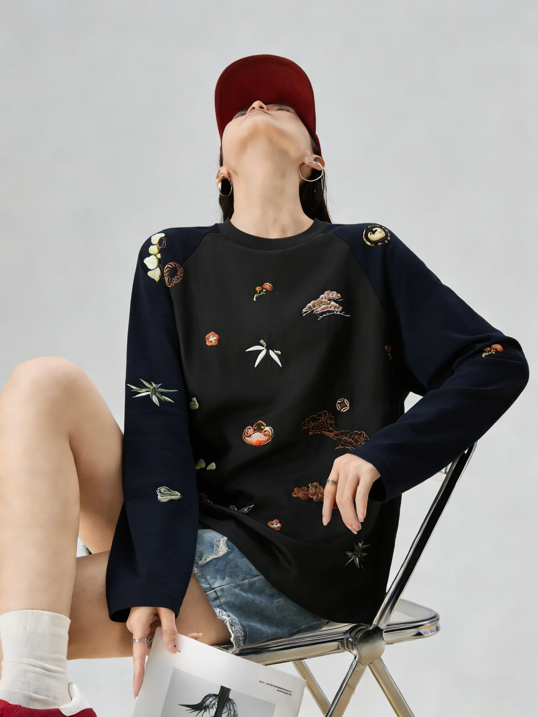 

Новая китайская свободная женская футболка с длинным рукавом и круглым вырезом, с вышивкой, черная, весна 2026, для повседневной носки