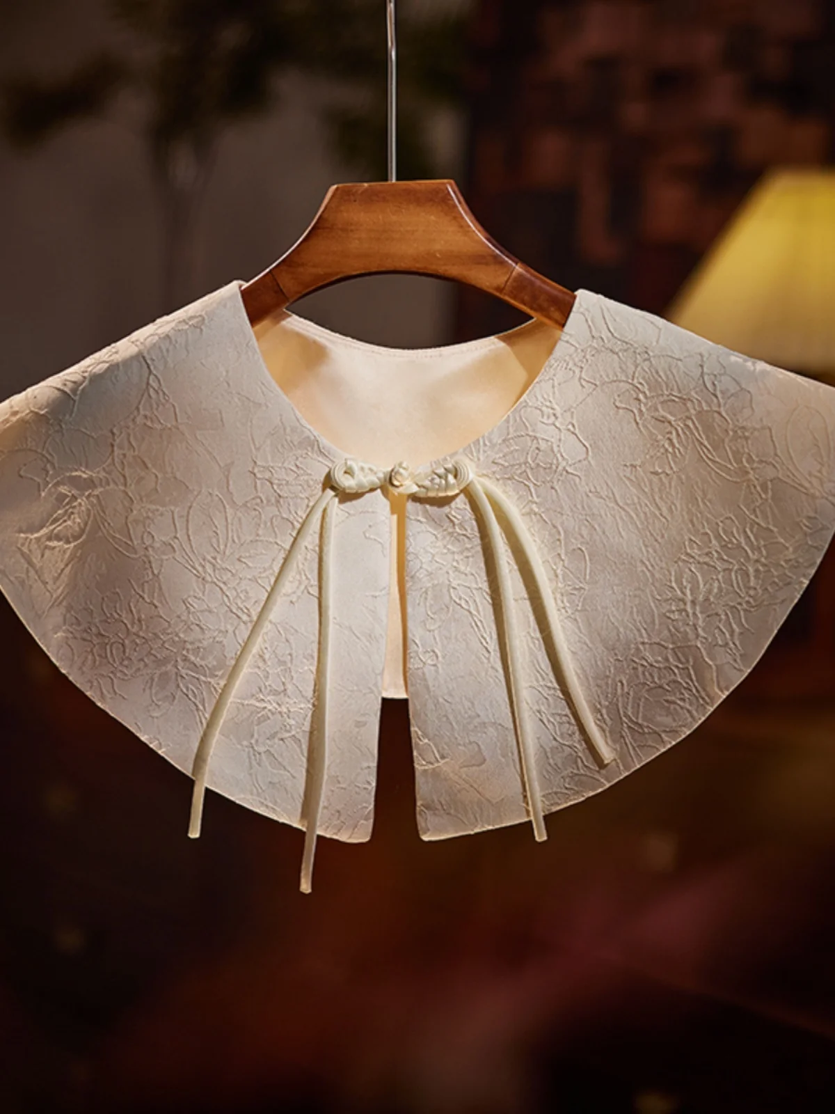 

Универсальное круглое пальто с кружевной текстурой, в стиле ретро, цвета лотосового семени и белого облака, с открытыми плечами, для женщин, весенняя коллекция