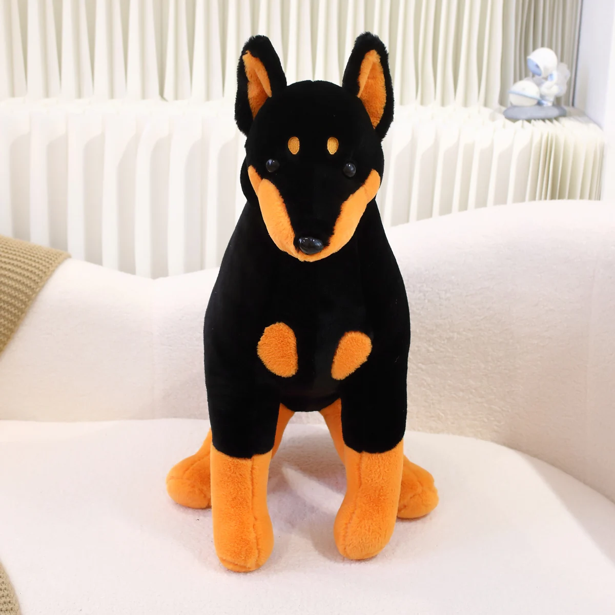 Un grand jouet en peluche teckel mignon et doux, une posture assise de chien créatif, un coussin de poupée teckel, un cadeau de fête d'anniversaire