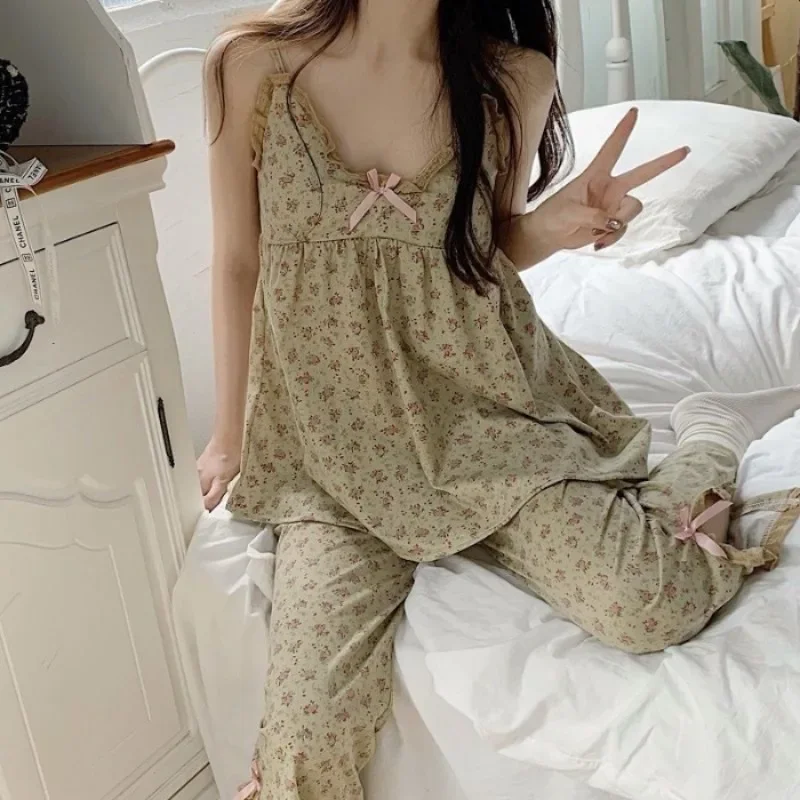 Sommerliches, süßes, lockeres Nachthemd für Mädchen, lässiger, floraler Spaghettiträger-Pyjama mit langen Hosen für Damen, V-Ausschnitt, Spitze, lockere Passform, Loungewear