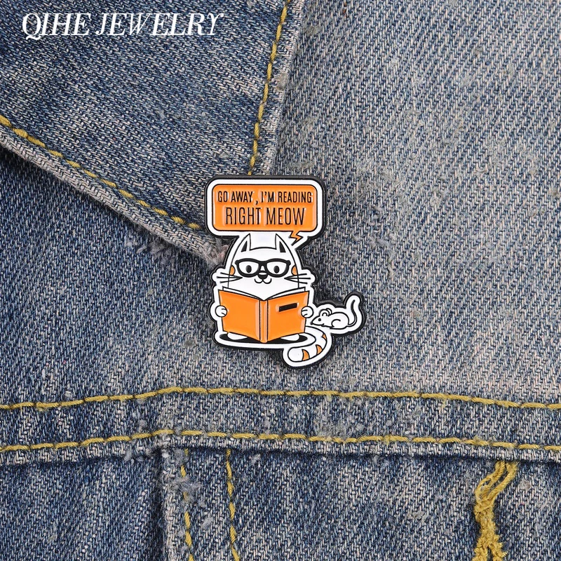 Schau dich nicht an, ich lese jetzt! Lustiger Emaille-Pin mit Bücherwurm-Katze & Ratte – Brosche, Anstecknadel, Taschen-Emblem, Schmuckgeschenk für Kinder & Freunde