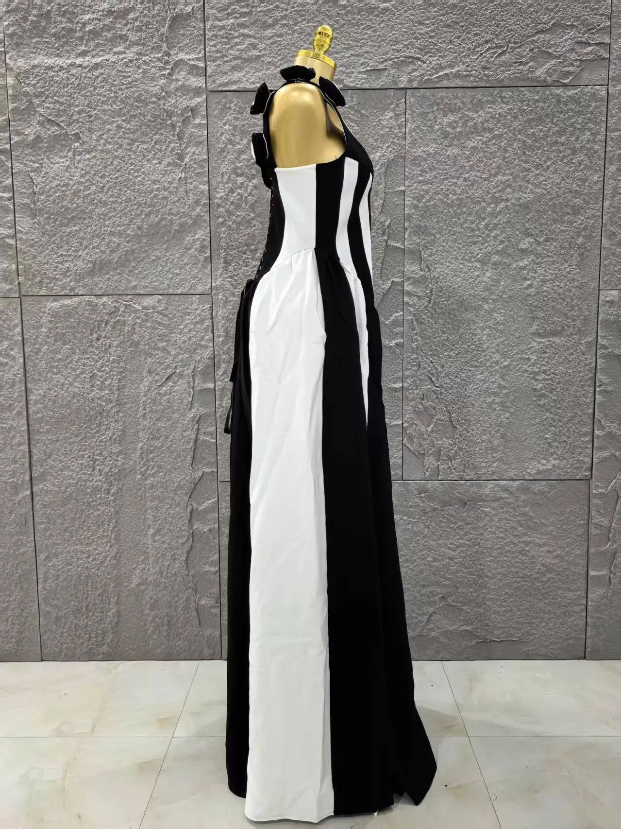 Abito lungo con fasciatura senza maniche a forcella alta a righe bianche nere con fiori 2025 Abiti da club per feste eleganti per le vacanze delle nuove donne