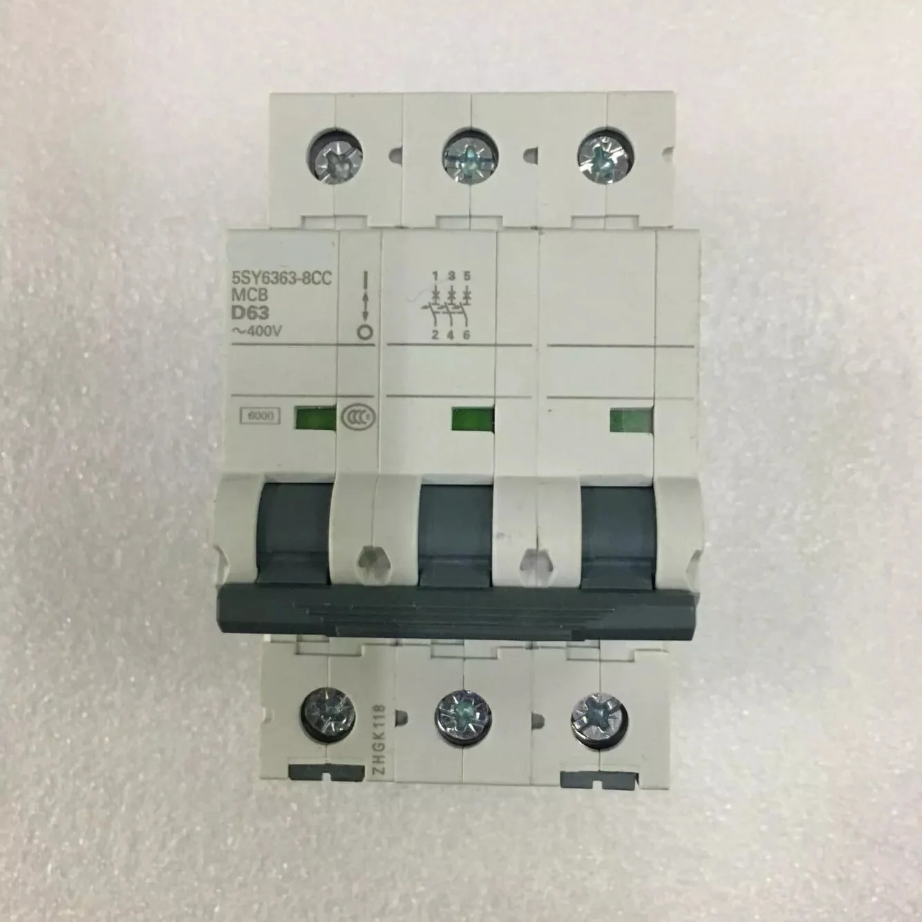 

Миниатюрный автоматический выключатель 400 В 6 кА, 3-полюсный, D, 63А 5SY63638CC 5SY6 3P D63