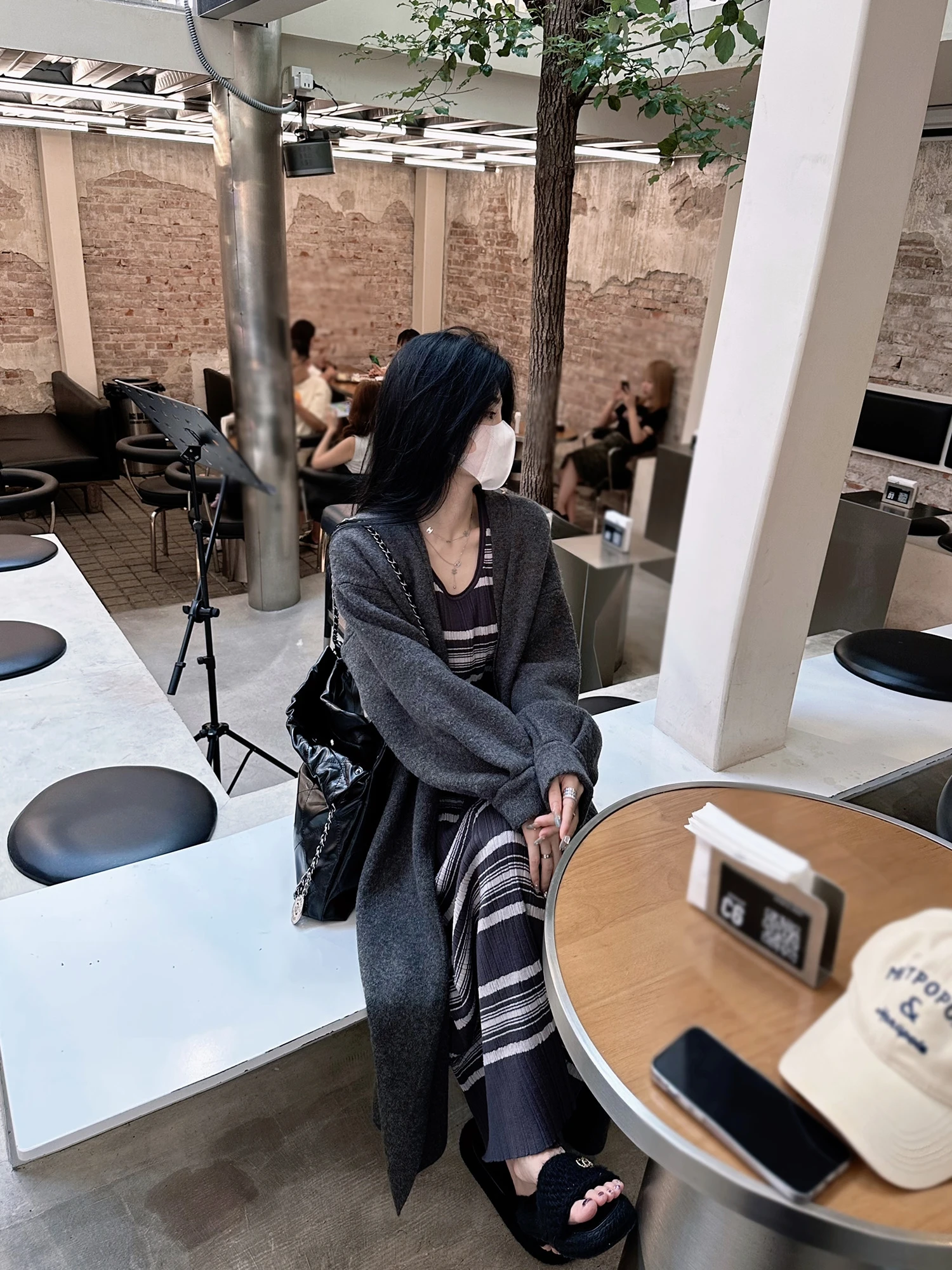 

Свободный длинный вязаный кардиган-свитер женский осенне-зимний серый, удлиненный, в повседневном стиле, мягкий, теплый, с V-образным вырезом, на пуговицах