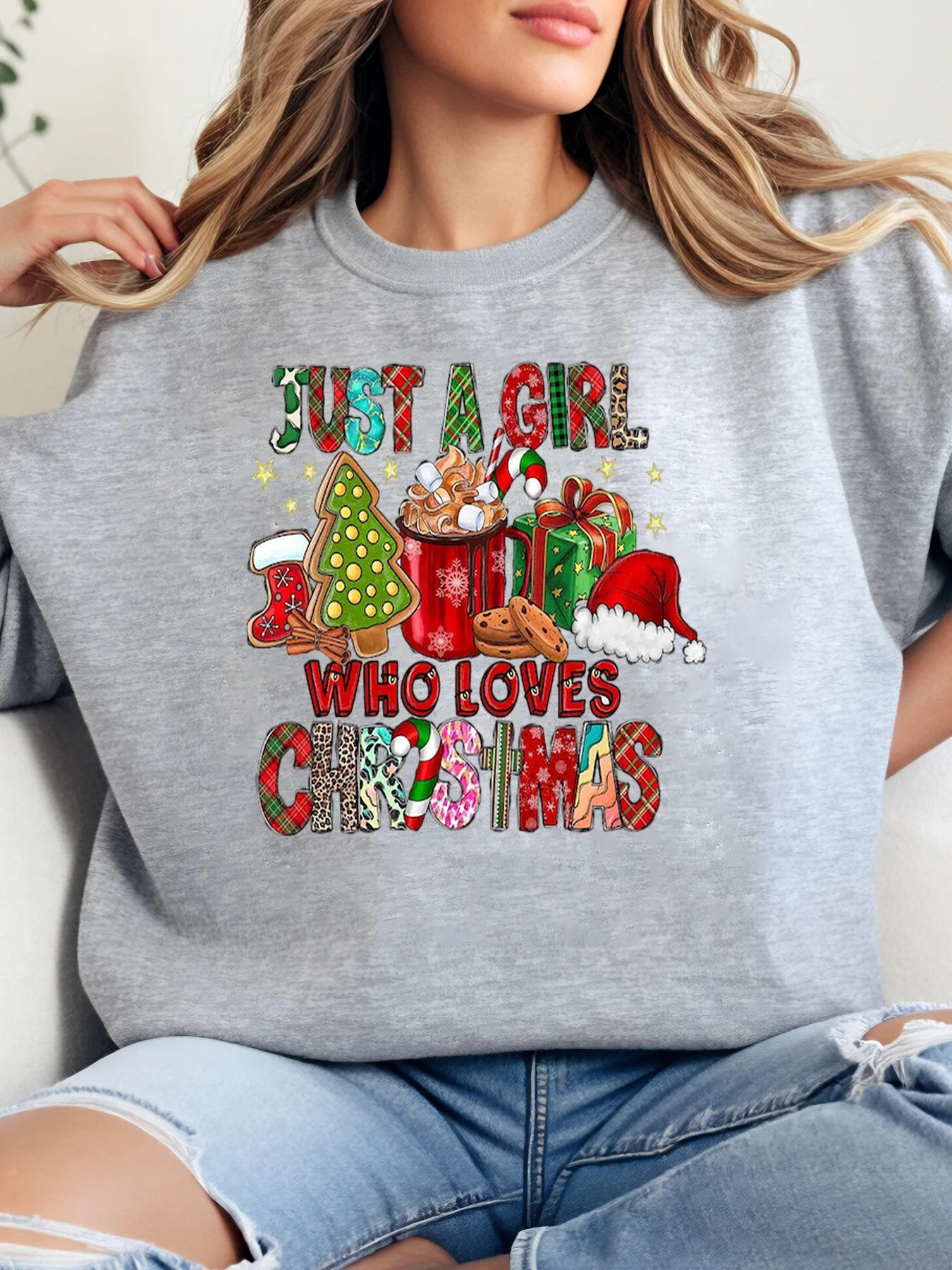 

Толстовка с круглым вырезом с рождественским принтом Just a Girl Who Loves, женская праздничная повседневная одежда, серая, больших размеров