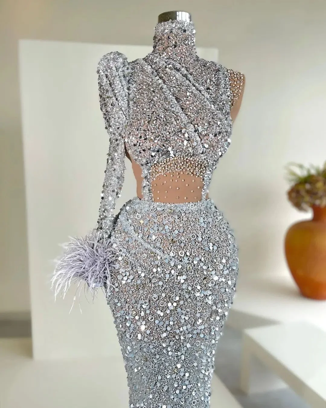 Robe de Soirée en Plumes Argentées Brillantes, Tenue de Bal à Une Initiée, sur Mesure, Perles à Paillettes, Haute Sirène