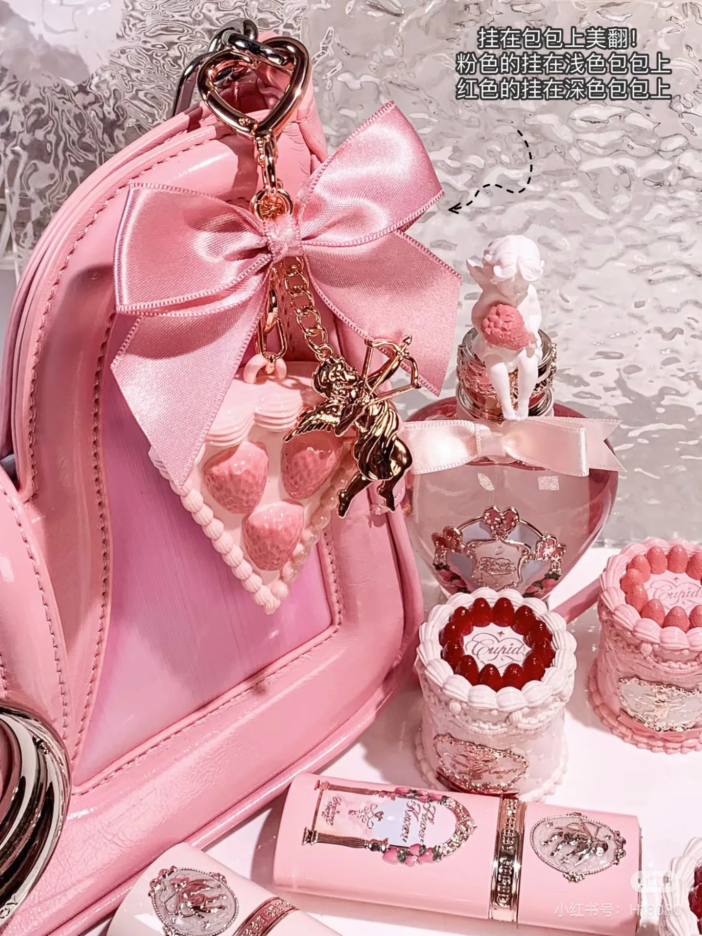 Zestaw do makijażu Flower Knows Strawberry Cupid Gift Box: paleta cieni do powiek, kompleksowy zestaw do twarzy, błyszczyk w płynie, pudry w płynie, pudry kompaktowe.