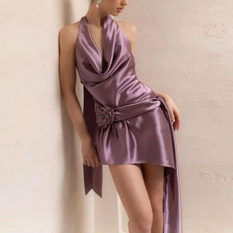 เดรสสั้นเปิดหลังแบบผูกคอ ผ้าซาตินเรียบหรู ประดับดอกไม้ แขนกุด เปิดไหล่ สำหรับงานพรอม งานปาร์ตี้ งานเลี้ยงตอนเย็น งานวันเกิด ชุดเดรสผู้หญิง