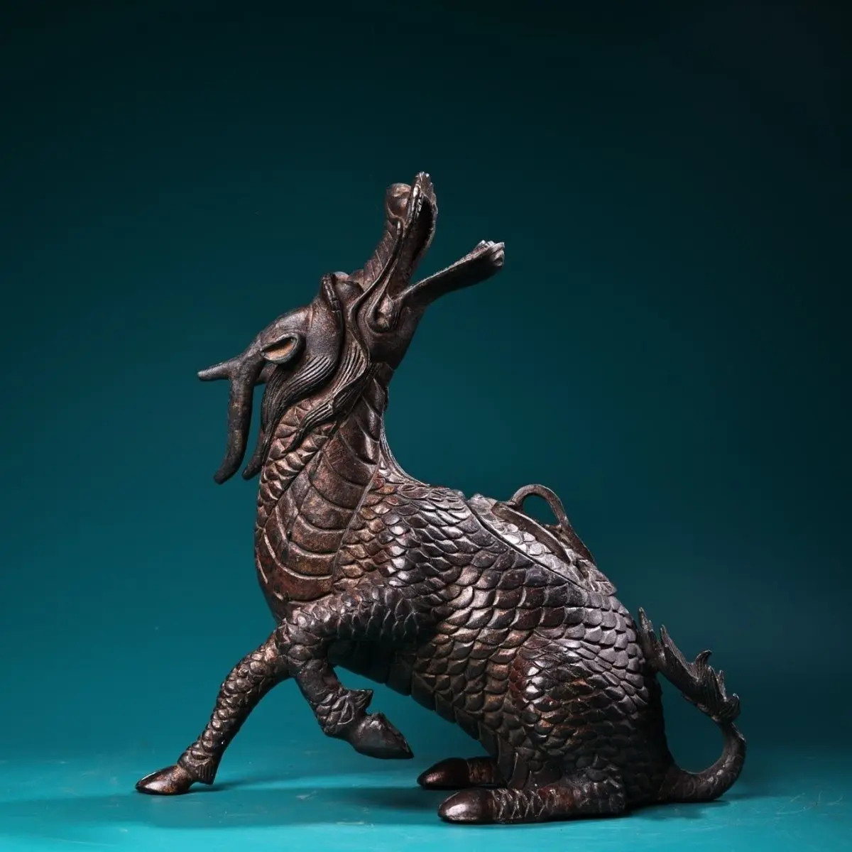 Old collection of pure copper high relief chisel engraved gilt unicorn beast ornament weight 1600 grams high 24 cm wide 24Cm