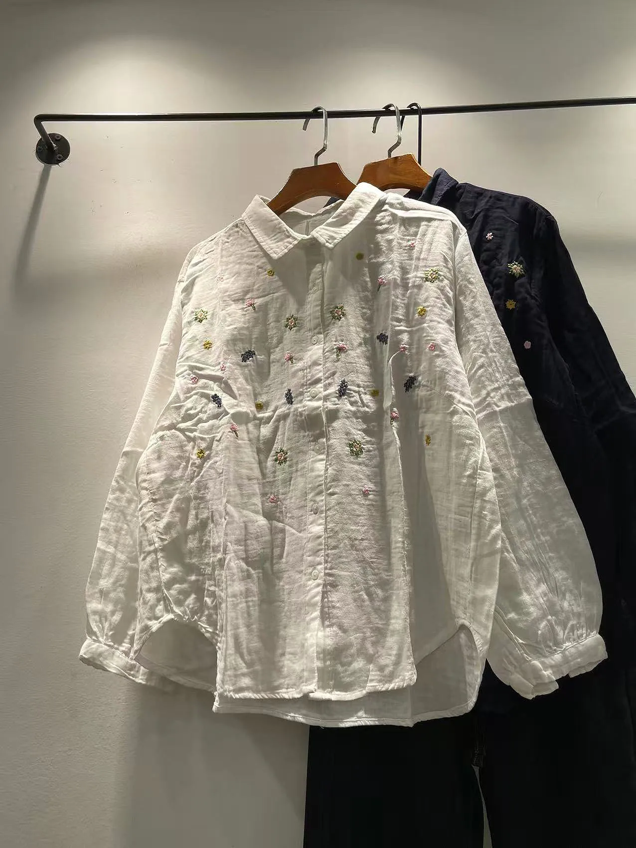 

Autumn Women's Faionable Slimming Long Sve Embroidered Double Gauze Cotton Loose Fit irt Turn-down Collar Blouse