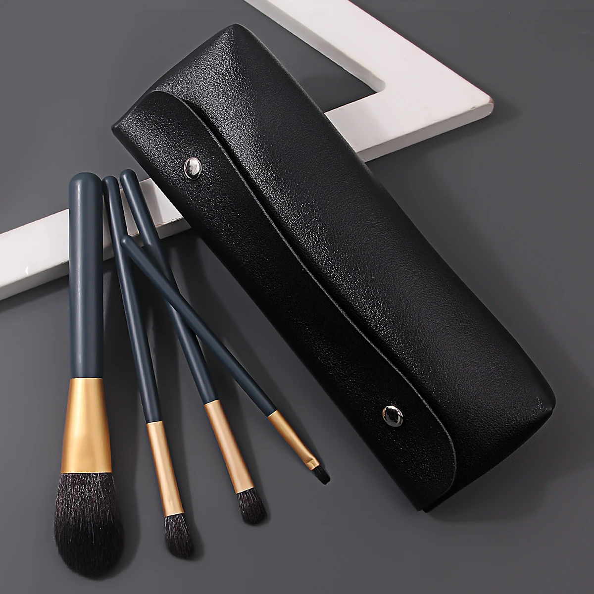 5-delige make-upborstelset van hoge kwaliteit, los poeder, blush en concealer make-upborstelset + eenvoudige opbergtas met grote capaciteit