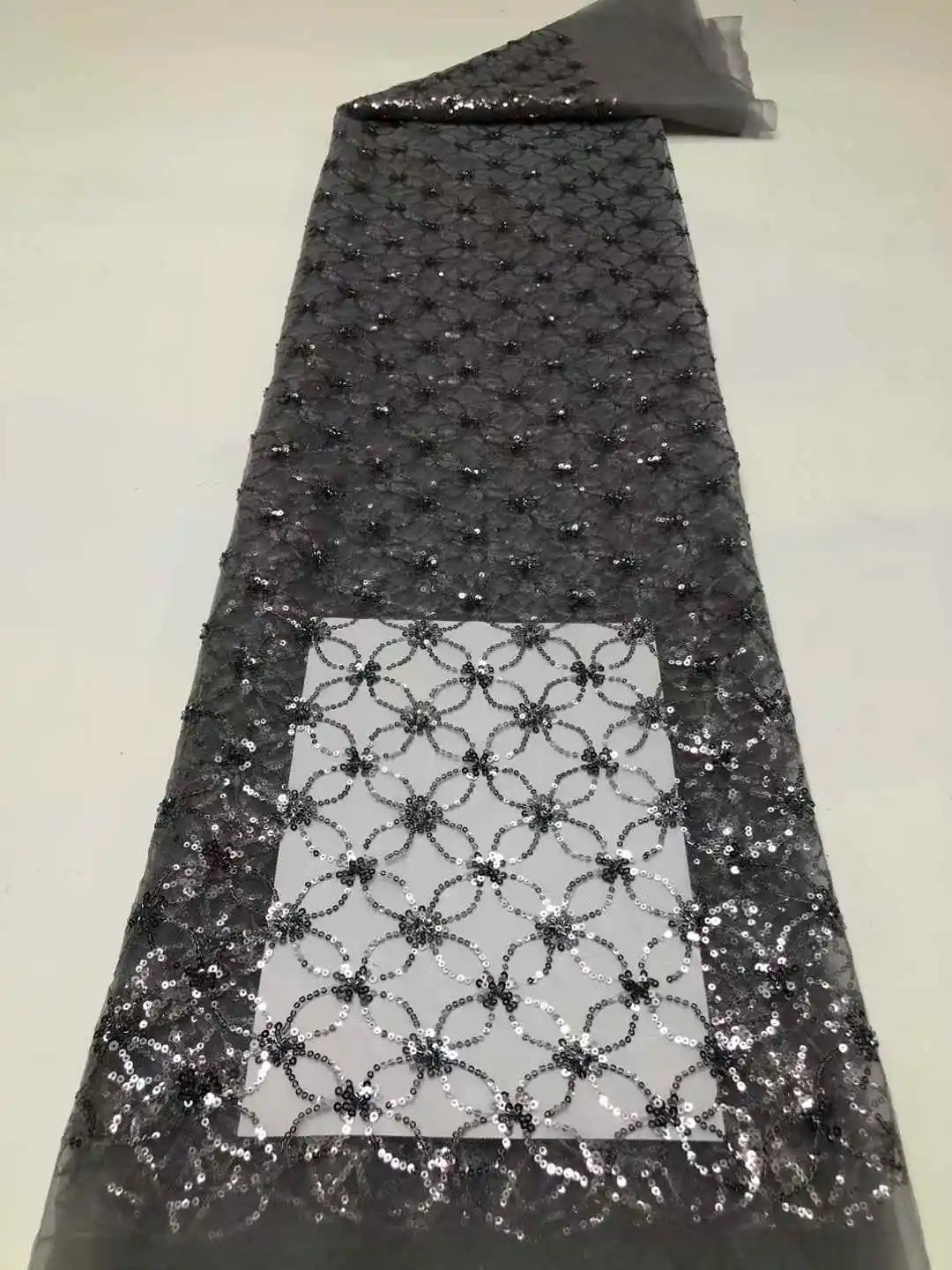 アフリカのスパンコールレース生地 2025 高品質刺繍ビーズナイジェリアフレンチチュールレース素材のウェディングドレス