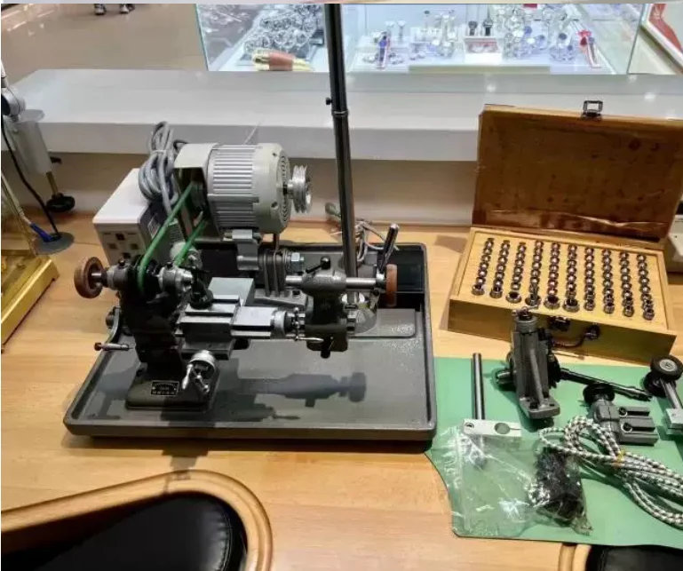A complete set of high-precision lathes designed for model making, the C6104 desktop lathe is designed for watch maintenance