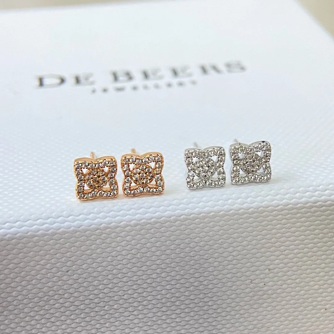 

The 2025 new Daijia full-diamond four-pointed star stud earrings are sweet, fresh, fashionable and elegant, with a light luxury
