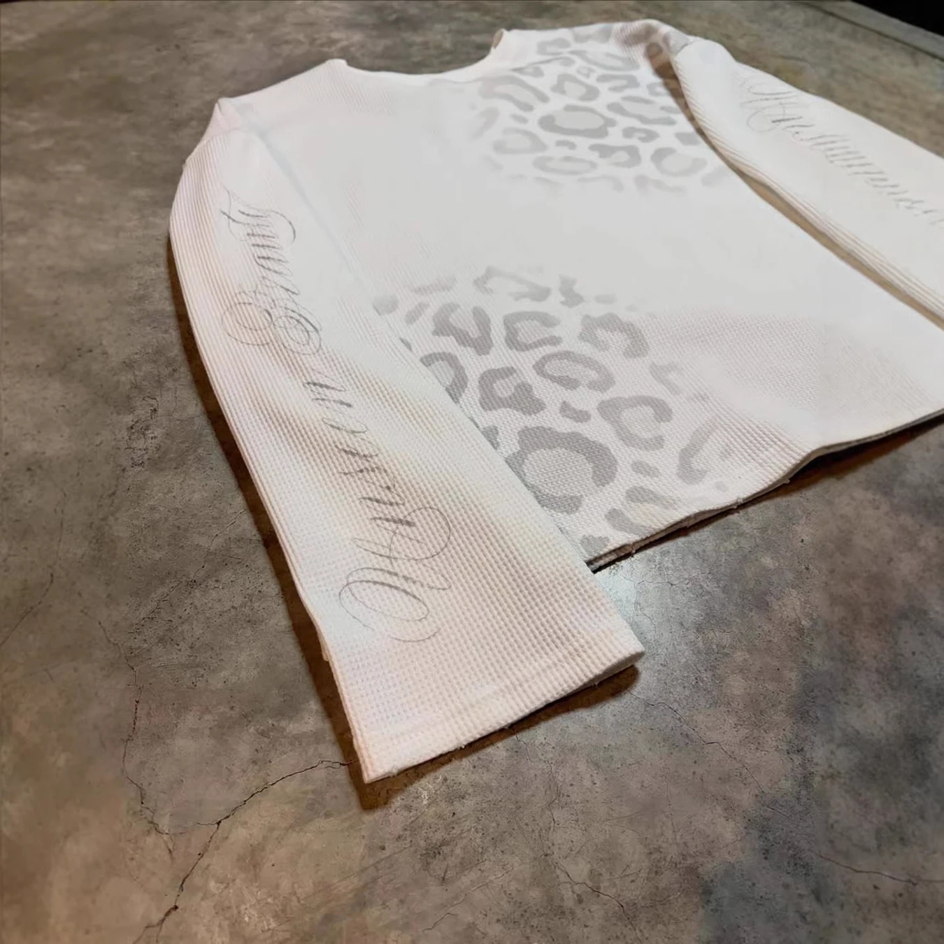 Retro Personalized Leopard Print Waffle Print Round Neck Long Sleeved Top for Men and Women, Casual and Fashionable T-Shirt image 3