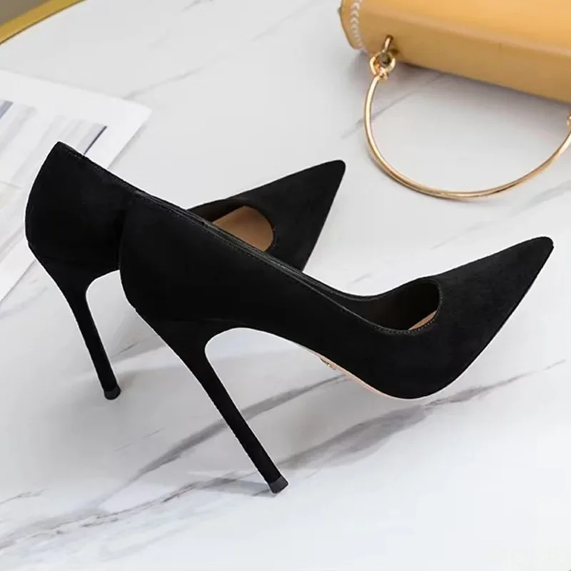 Neue modische Damenschuhe, sexy schwarze High Heels, spitze Wildleder-Pumps, elegante Etikette-Schuhe mit flachem Schaft, Mujer Zapatos