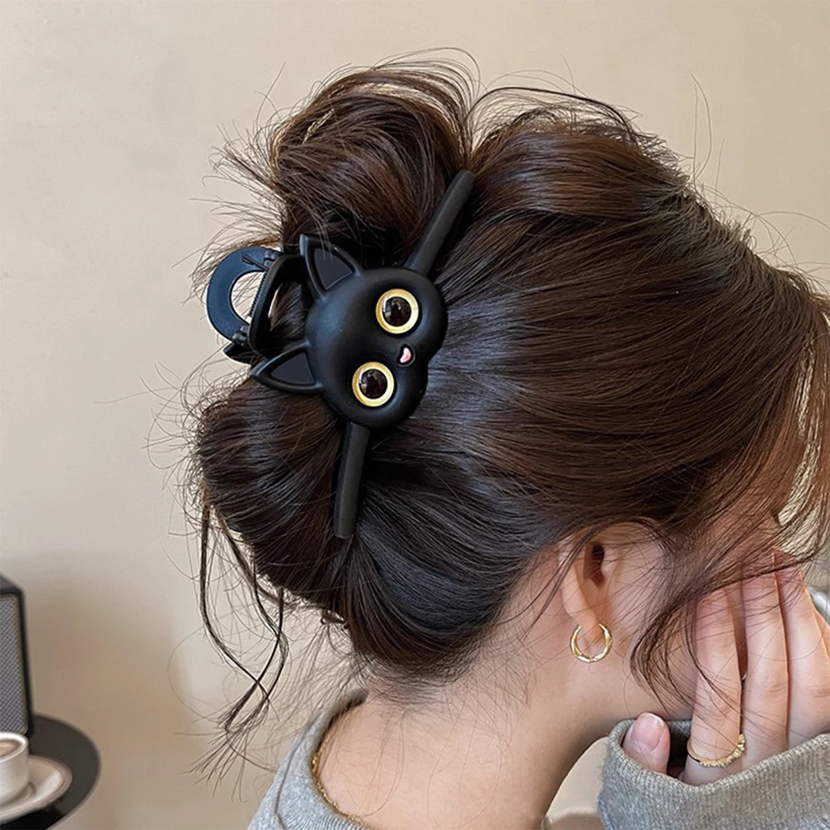 Cute cat large plate hairpin on the back of the woman\'s head, shark clip grip clip hairpin head