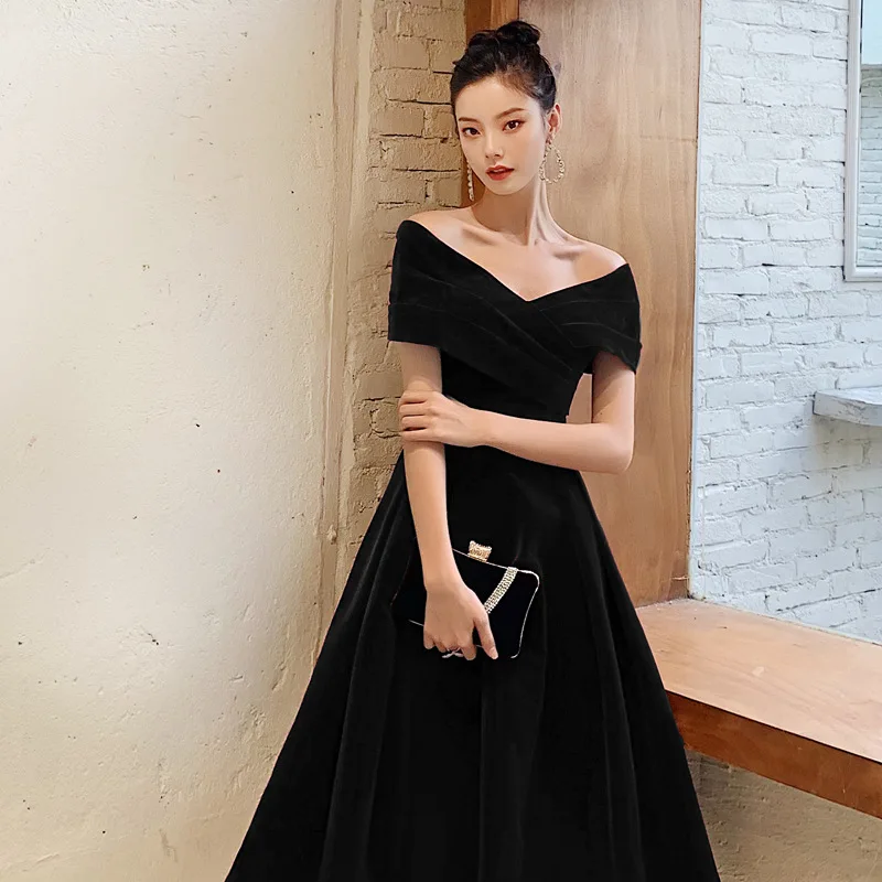 Elegant Off-the-Shoulder Little Black Prom Dress for a Perfect Evening Party Gown