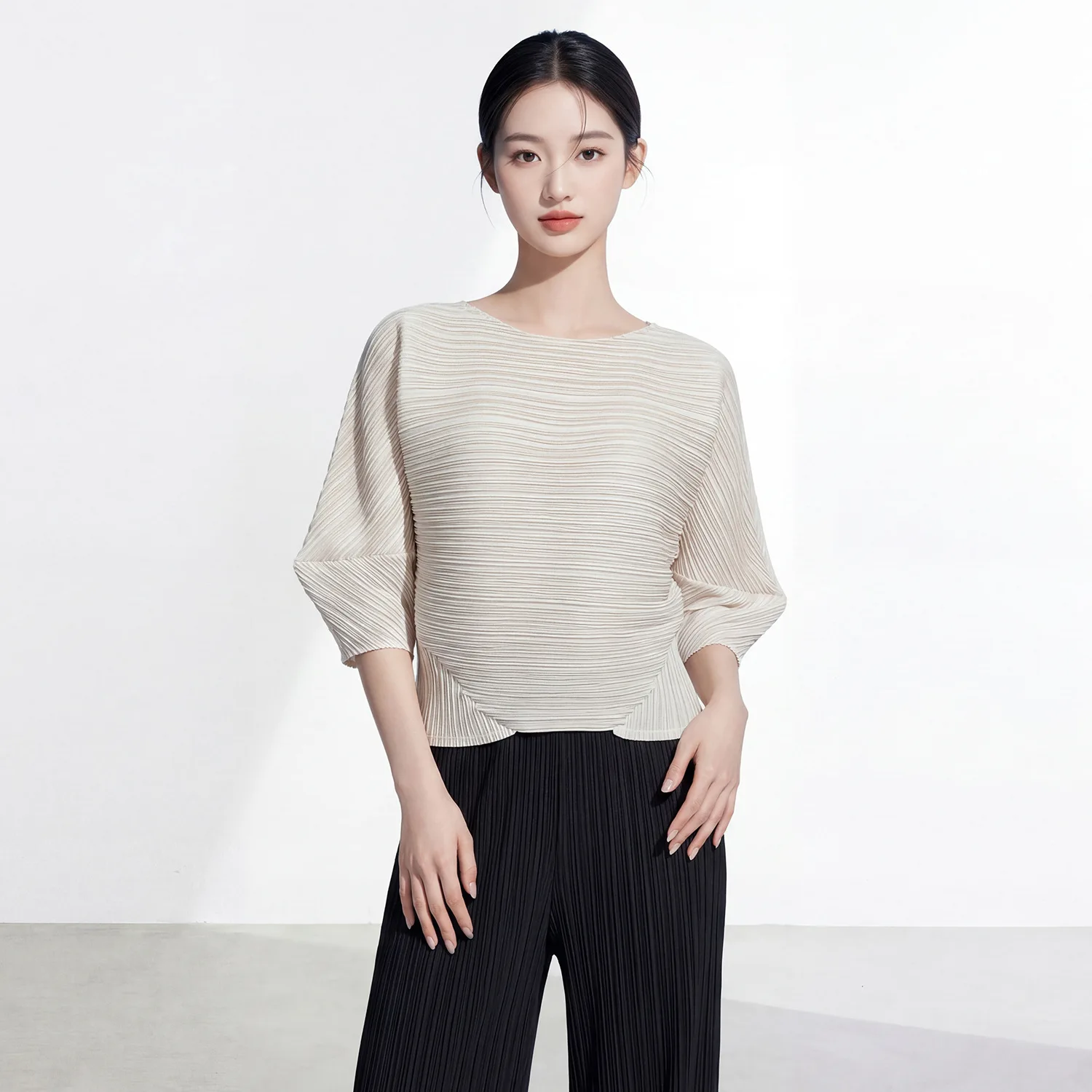 

Новая летняя женская футболка Miyake с плиссировкой, коротким рукавом, однотонная, с круглым вырезом, простой асимметричный укороченный топ