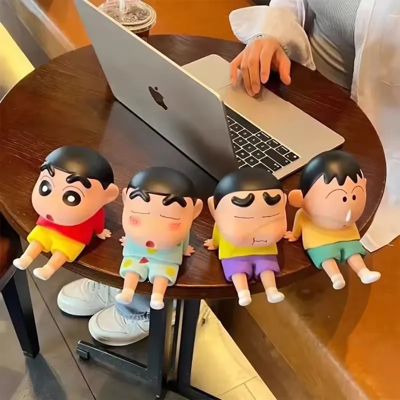 Crayon Shin-Chan Figure Supporto per telefono Kawaii Anime Ornamenti da tavolo Cartoon Watching TV Supporto per telefono Decorazioni per bambole carine