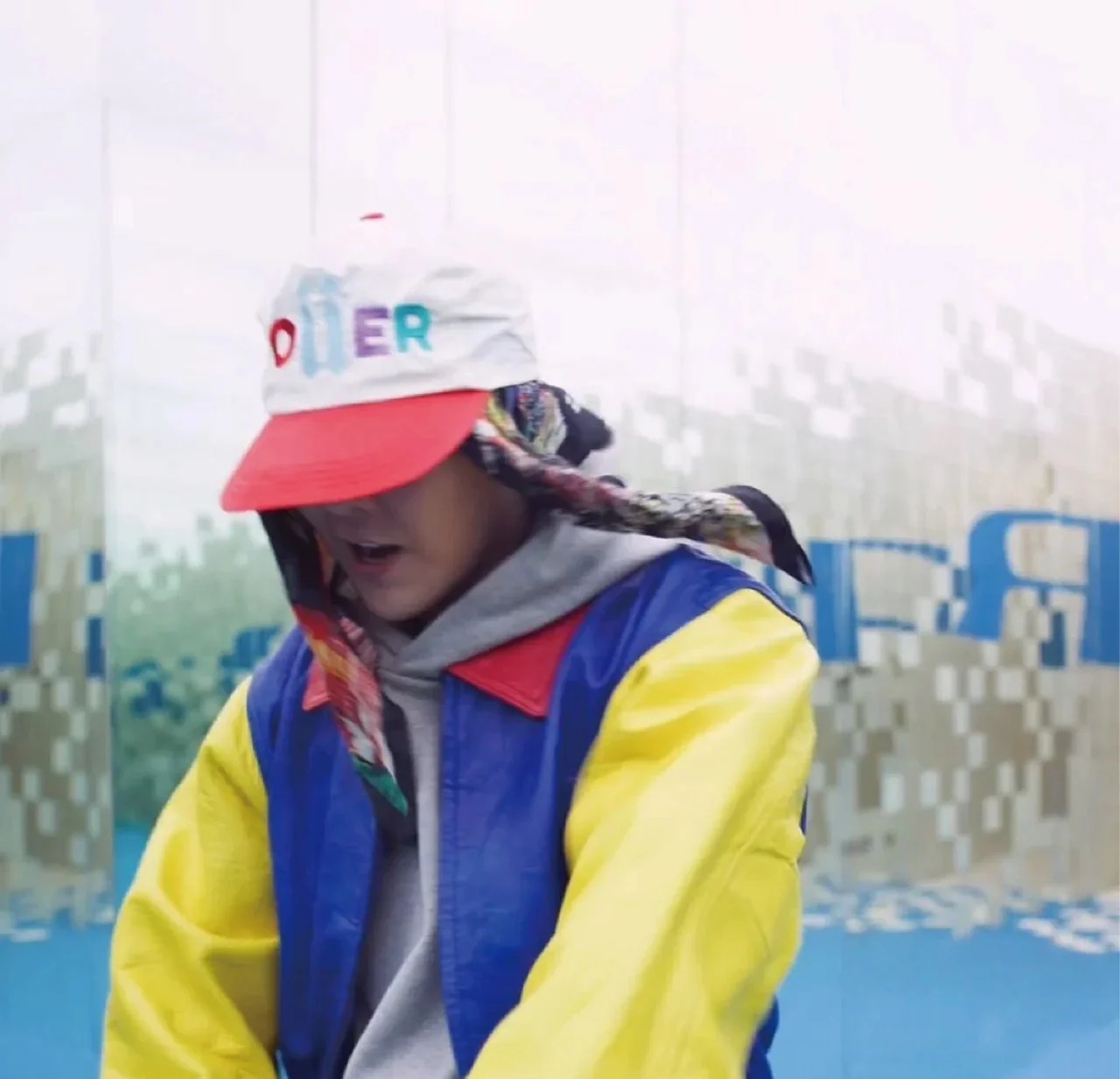 880818 GD نمط وشاح حريري Kpop الساخن المعبود G-DRAGON نفس النمط الكتابة على الجدران وشاح الأصلي محلية الصنع دعم منديل