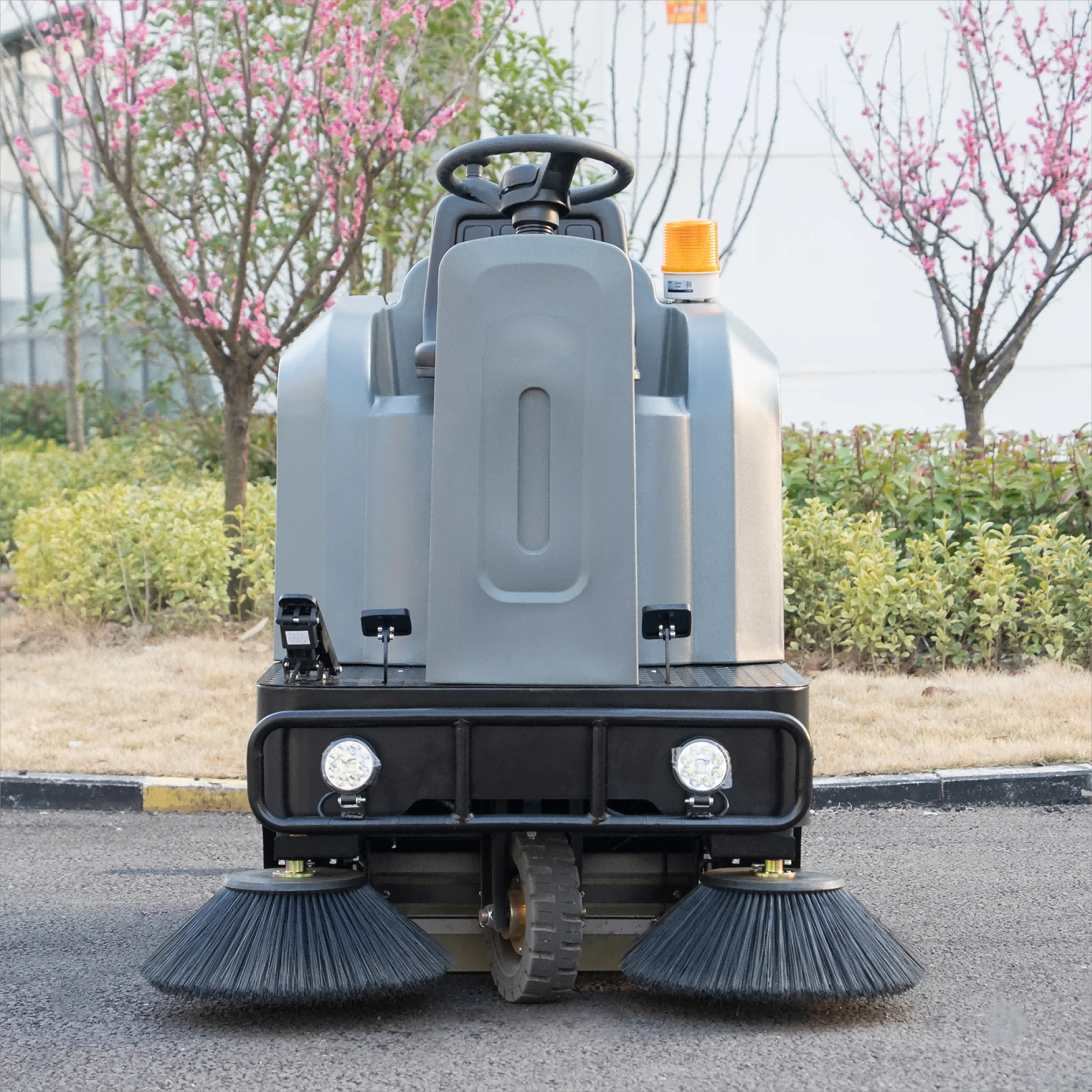 Exquisite craftsmanship IronBee  New Designed Automatic Industrial Ride On Electrical Street Road Floor Sweeper Machine