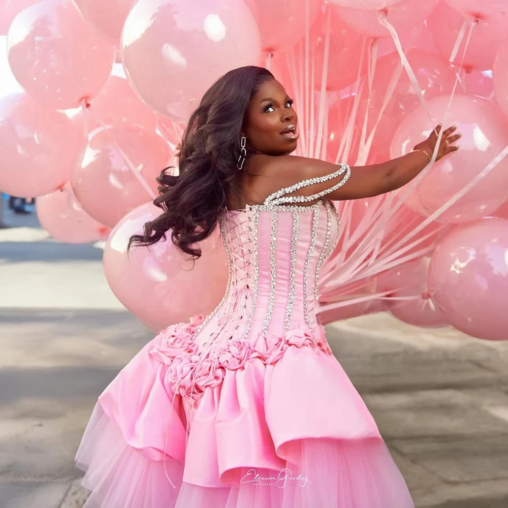 น่ารักสีชมพูซาตินมินิชุดราตรี PLUS ขนาด PUFFY ตาข่าย Ruffles ชุดพรรคอย่างเป็นทางการแอฟริกาหวานดอกไม้พรหมค็อกเทล Gowns