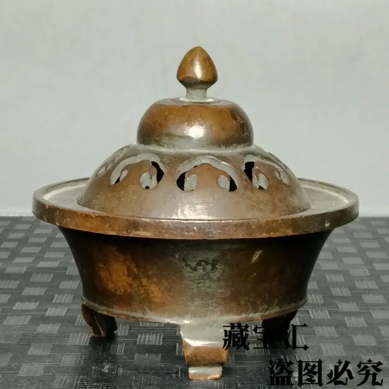 Reflux objects: Qianlong annual three-legged tripod incense burner, Xiangyun bronze furnace, old goods handed down to the world