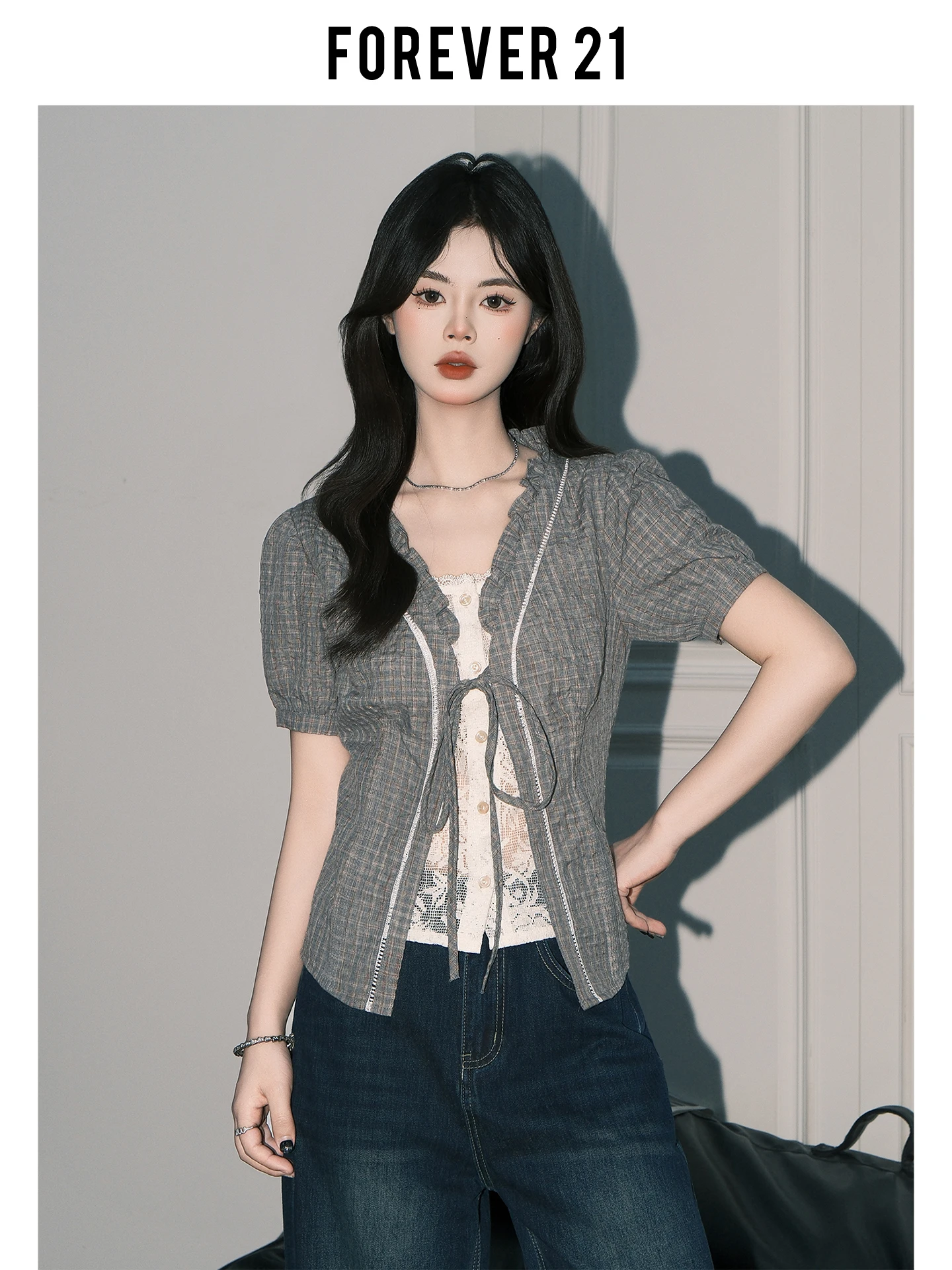 Camisa Feminina Estilo Coreano Forever 21 com Painel de Renda e Cinto, Blusa de Verão Charmosa e Jovem com Manga Curta Bufante, Ajuste Casual, Efeito Duas Peças
